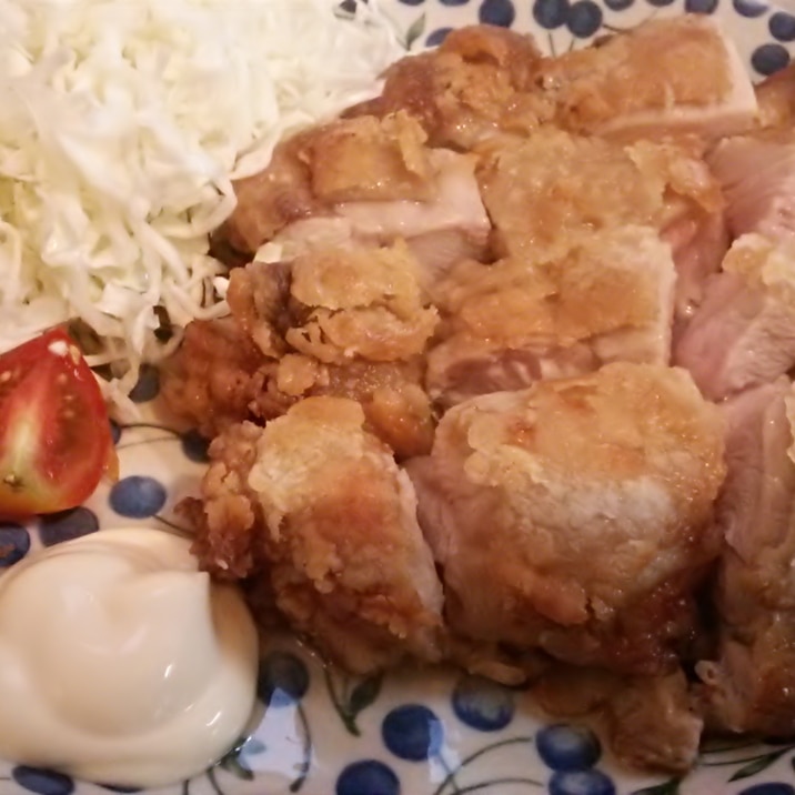 鶏もも一枚肉を揚げたジューシー唐揚げ